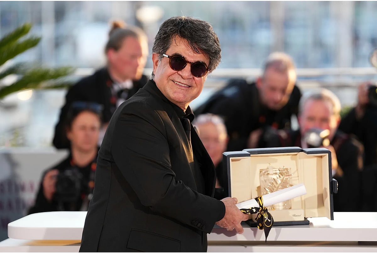 Panahi holding the Cannes Palme d’Or - Instagram 