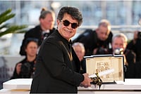 Instagram  : Panahi holding the Cannes Palme d’Or