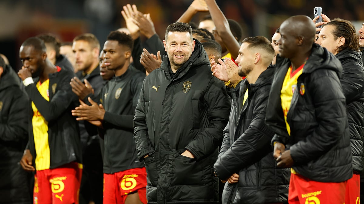 Lens' head coach Pierre Sage celebrates with players after the French League One soccer match between Lens and Marseille in Lens, France, Saturday, Oct. 25, 2025. - | Photo: AP/Jean-Francois Badias
