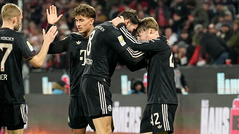 Bayern's Lennart Karl, right, celebrates with teammates after scoring his side's third goal during the German Bundesliga soccer match between 1.FC Koeln and FC Bayern Munich in Cologne, Germany, Wednesday, Jan. 14, 2026. - | Photo: AP/Martin Meissner