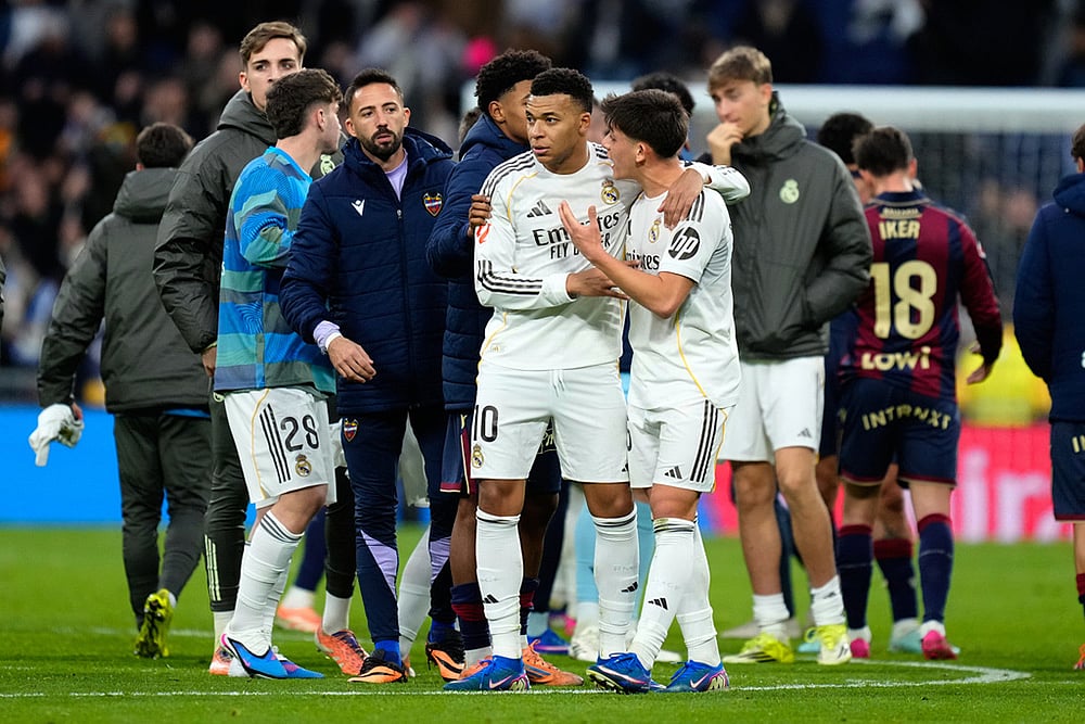 Real Madrid's Kylian Mbappe (10) and teammates celebrate at the end of the Spanish La Liga soccer match against Levante in Madrid, Spain.  - | Photo: AP/Jose Breton