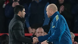 (AP Photo/Dave Shopland) : Arsenal's manager Mikel Arteta, left, and Nottingham Forest's head coach Sean Dyche shake hands at the end of the English Premier League soccer match between Nottingham Forest and Arsenal in Nottingham, England, Saturday, Jan. 17, 2026.