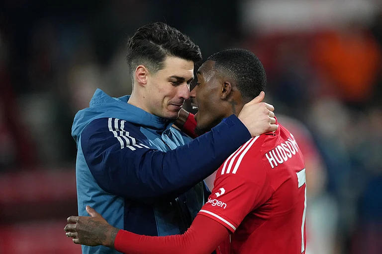 Arsenal's goalkeeper Kepa Arrizabalaga, left, and Nottingham Forest's Callum Hudson-Odoi embrace at the end of the English Premier League soccer match between Nottingham Forest and Arsenal in Nottingham, England. - | Photo: AP/Dave Shopland
