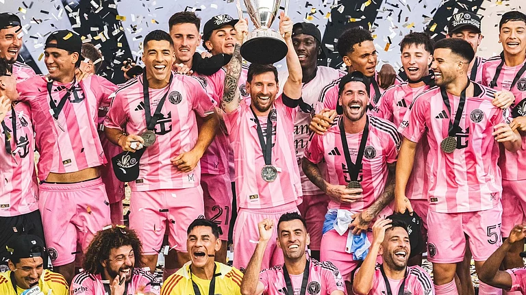 Inter Miami with the 2025 MLS Cup trophy. - | Photo: X/InterMiamiCF