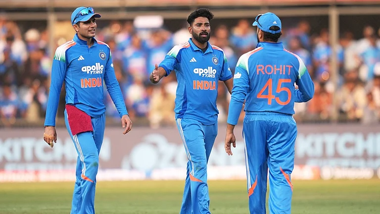 India's Mohammed Siraj, centre, celebrates with teammates the wicket of New Zealand's Daryl Mitchell during the third ODI in Indore. - Photo: AP