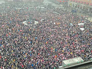 X.com :
According to local authorities, approximately 4,000 demonstrators participated in the rally, an unusually large turnout for the Arctic island, which has a population of about 56,000.
