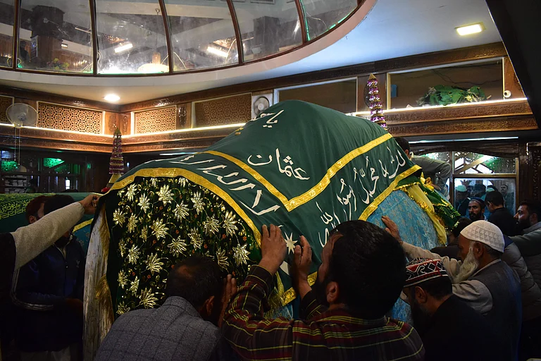 Sheikh ul Alam Posthumous Ceremony Devotees gather at Charar-e-Sharief to take part in the Poshakbandi ceremony, where the grave of Sheikh-ul-Alam is adorned with a new cloth. Sheikh ul Alam, also known as Nund Rishi, was a 14th-century Kashmiri Sufi saint and poet who preached peace, simplicity, and harmony between religions. He is the founder of the Rishi order and is regarded as the patron saint of Kashmir. - IMAGO / aal.photo