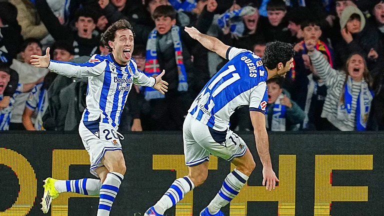 Real Sociedad's Goncalo Guedes, right, celebrates after scoring his side's second goal during the Spanish La Liga soccer match between Real Sociedad and Barcelona in San Sebastian, Spain, Sunday, Jan. 18, 2026. - (AP Photo/Miguel Oses)