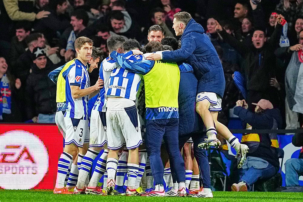 Real Sociedad players celebrate their victory at the Spanish La Liga soccer match between Real Sociedad and Barcelona in San Sebastian, Spain. - | Photo: AP/Miguel Oses