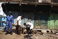 IMAGO / had fotos : Rapid Action Force commando keeps vigil as experts from Forensic Science department examine debris after the 29th September 2008 bomb blast in Malegaon