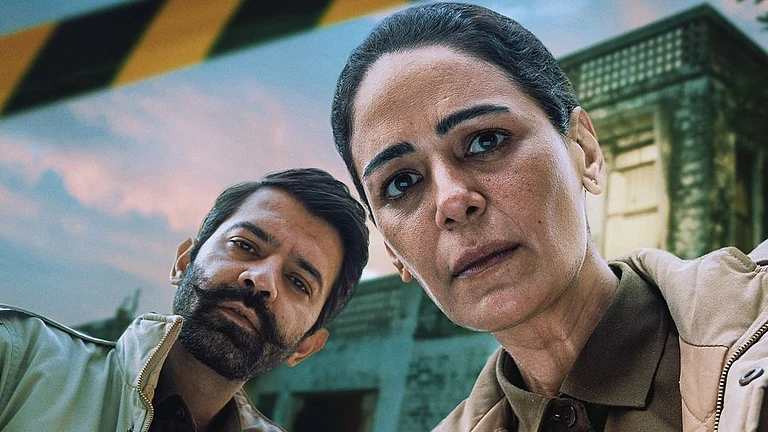 Barun Sobti and Mona Singh in Kohrra 2 - Netflix
