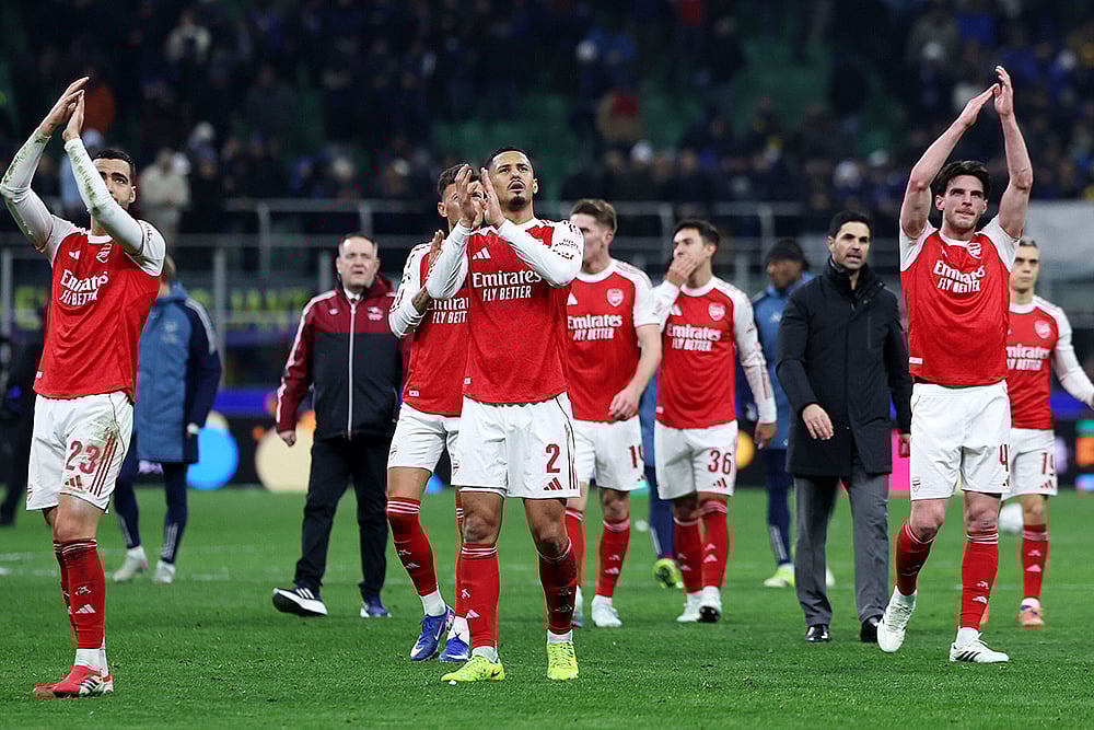 Arsenal's William Saliba (center), Mikel Merino (left), Declan Rice and team-mates applaud the fans after the UEFA Champions League match at the San Siro, Milan. - | Photo: Fabrizio Carabelli/PA via AP