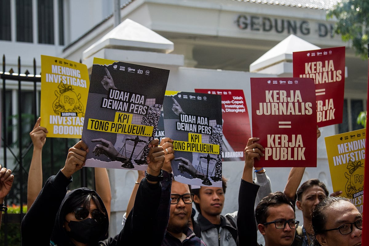 Bandung, Indonesia - May 29 2024: Journalists take part in a protest against the latest draft revision of the broadcasting rules. - Shutterstock