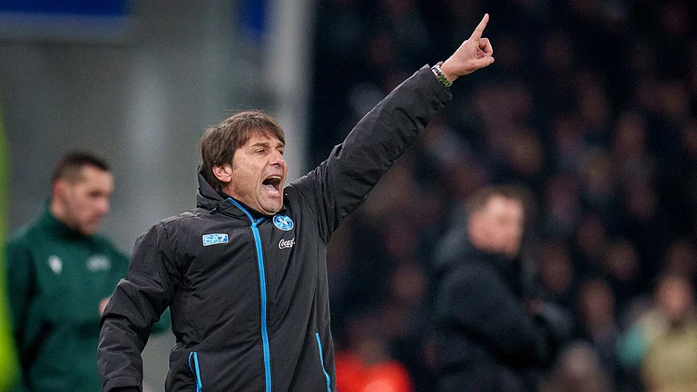 Napoli head coach Antonio Conte on sidelines - null
