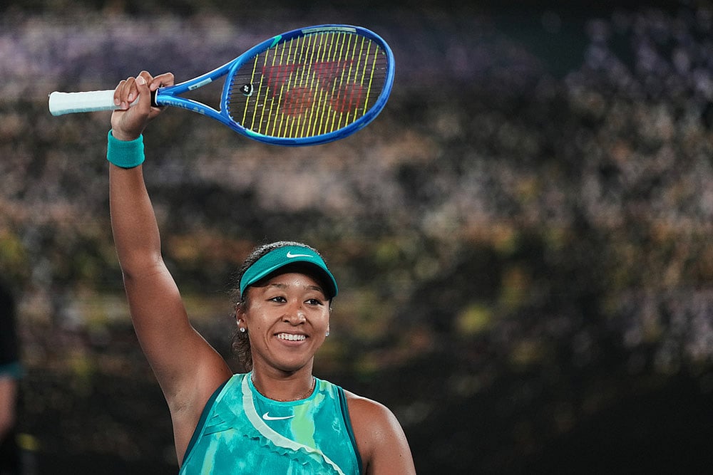 Naomi Osaka of Japan waves after defeating Antonia Ruzic of Croatia in her first round match at the Australian Open tennis championship in Melbourne, Australia. - | Photo: AP/Asanka Brendon Ratnayake