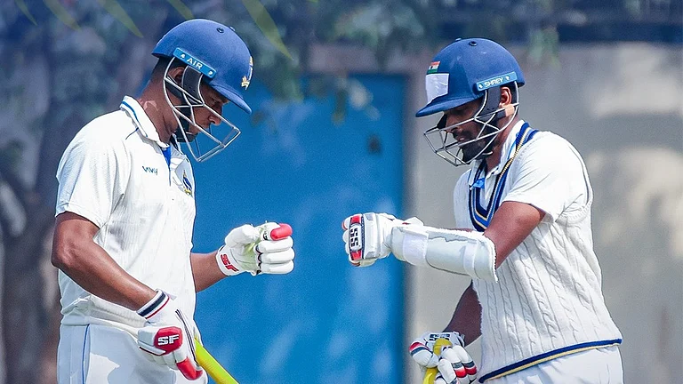 Sudip Chatterjee and Abhimanyu Easwaran in action for Bengal against Services. - X/CabCricket