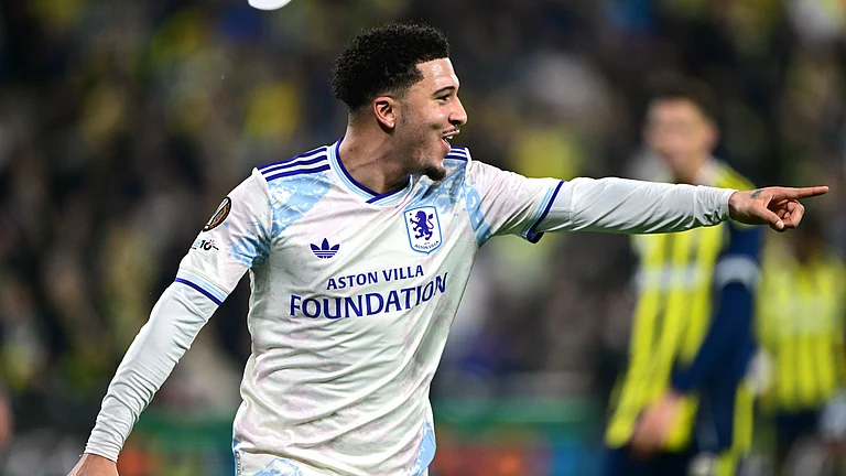 Jadon Sancho celebrates his goal against Fenerbahce - null