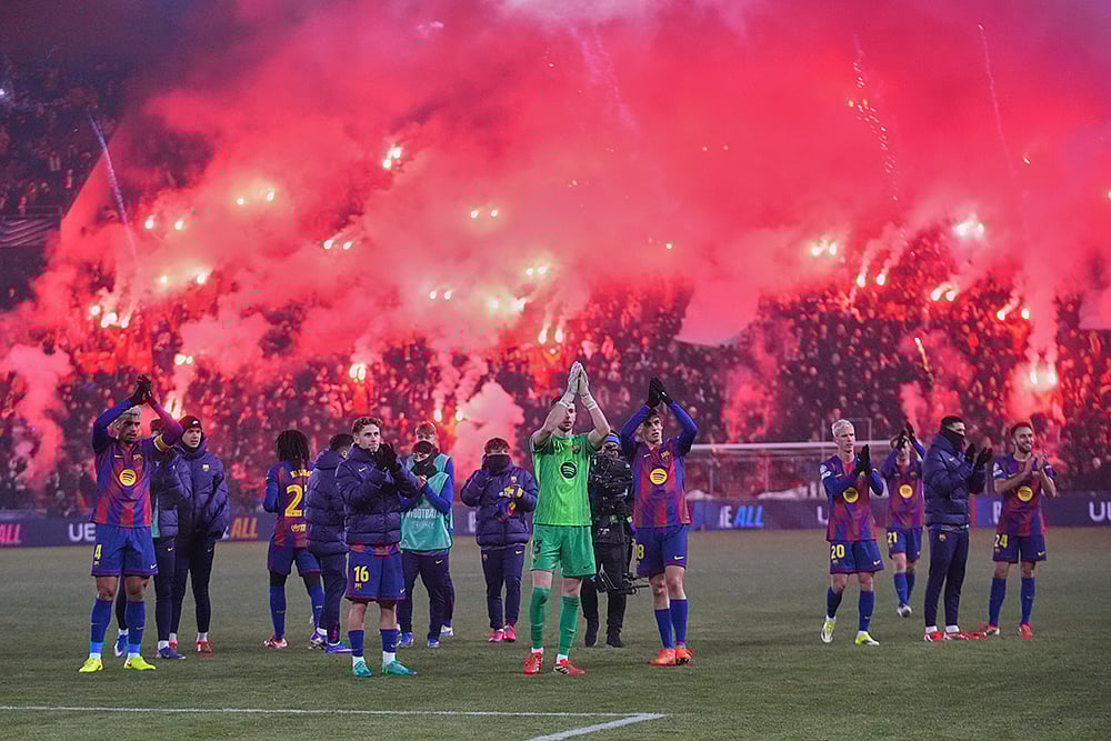 Barcelona players applaud fans at the end of the the Champions League opening phase soccer match between Slavia Prague and Barcelona in Prague, Czech Republic. - | Photo: AP/Petr David Josek