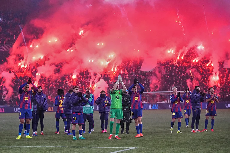 Barcelona players applaud fans at the end of the the Champions League opening phase soccer match between Slavia Prague and Barcelona in Prague, Czech Republic. - | Photo: AP/Petr David Josek