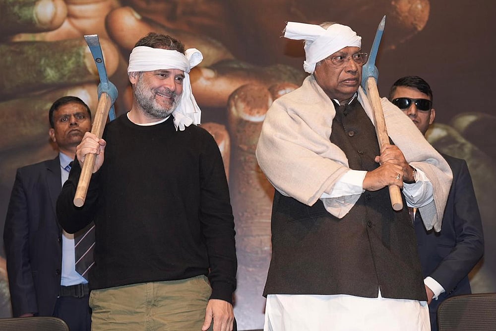 Leader of Opposition in the Lok Sabha Rahul Gandhi, left, and Congress President and Leader of Opposition in the Rajya Sabha Mallikarjun Kharge during the national MGNREGA workers� convention hosted by Rachnatmak Congress, in New Delhi. - | Photo: Tribhuvan Tiwari/Outlook