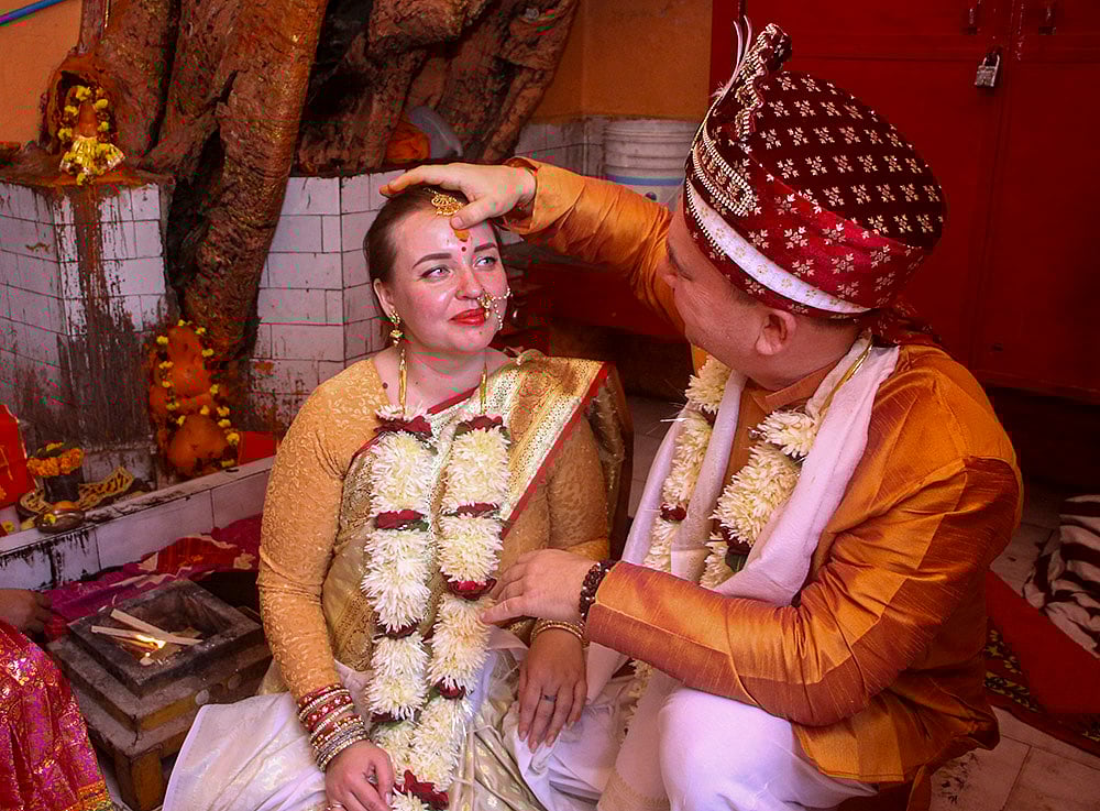 Russian couple married in Varanasi