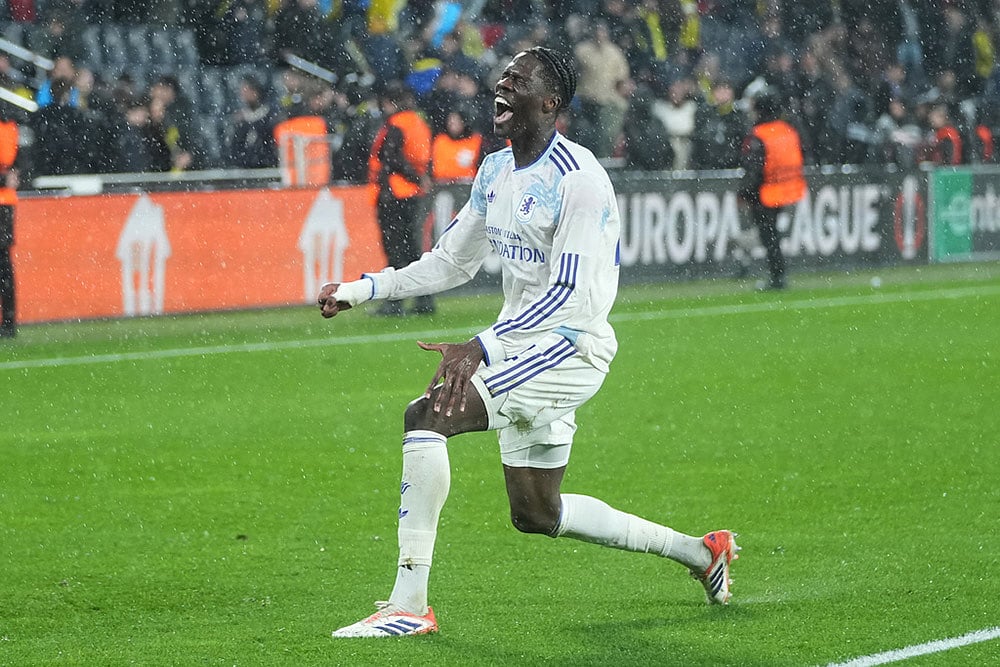 Aston Villa's Amadou Onana gestures to supporters at the end of a Europa League opening phase soccer match between Fenerbahce and Aston Villa in Istanbul, Turkey. - | Photo: AP/Francisco Seco
