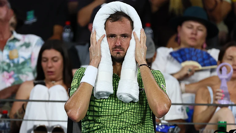 Daniil Medvedev of Russia uses an iced towel during the men's final match against Brandon Nakashima of the United States at the Brisbane International tennis tournament in Brisbane, Australia, Sunday, Jan. 11, 2026. - | Photo: AP/Tertius Pickard