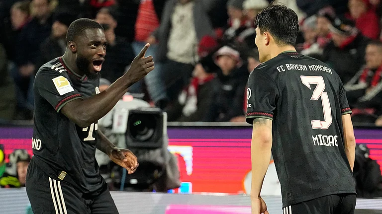 Bayern's Kim Min-jae, right, celebrates with Bayern's Dayot Upamecano after scoring his side's second goal during the German Bundesliga soccer match between 1.FC Koeln and FC Bayern Munich in Cologne, Germany, Wednesday, Jan. 14, 2026. - | Photo: AP/Martin Meissner