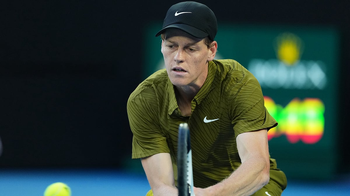 Jannik Sinner of Italy plays a backhand return to James Duckworth of Australia during their second round match at the Australian Open tennis championship in Melbourne, Australia, Thursday, Jan. 22, 2026.  - | Photo: AP/Aaron Favila