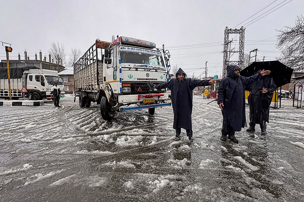 Weather: Snowfall in J-Ks Ramban