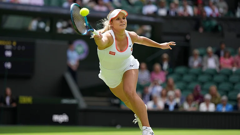 Croatia's Jana Fett stretches to return to Poland's Iga Swiatek in a first round women's singles match on day two of the Wimbledon tennis championships in London, Tuesday, June 28, 2022. - | Photo: AP/Alberto Pezzali