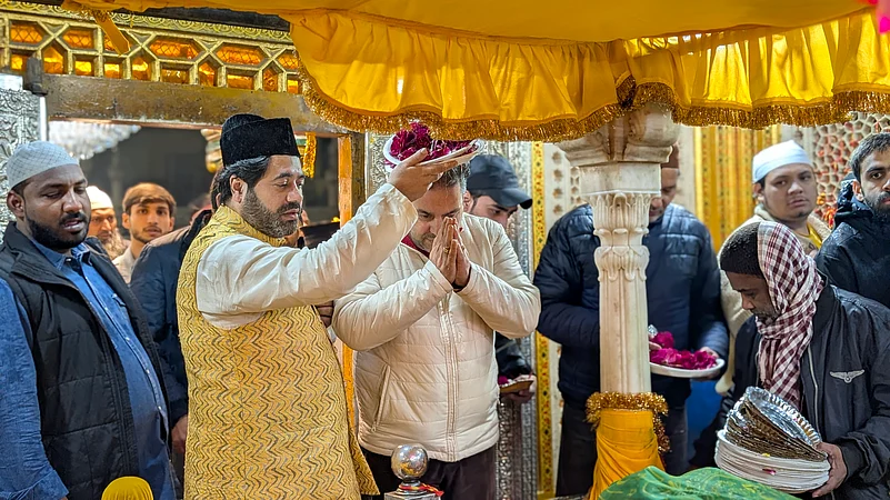 At this historic dargah, however, the festival carries a profound, syncretic Sufi essence that has endured for over 700 years.