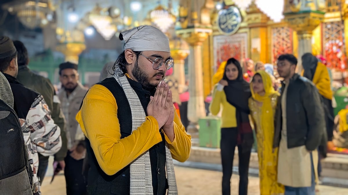  This unique observance at Nizamuddin stands as a powerful testament to Indias shared heritage where faith boundaries blur in collective joy, devotion, and the simple beauty of springs renewal.
