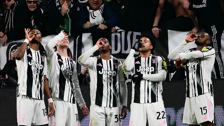 Juventus' players celebrate against Napoli - null