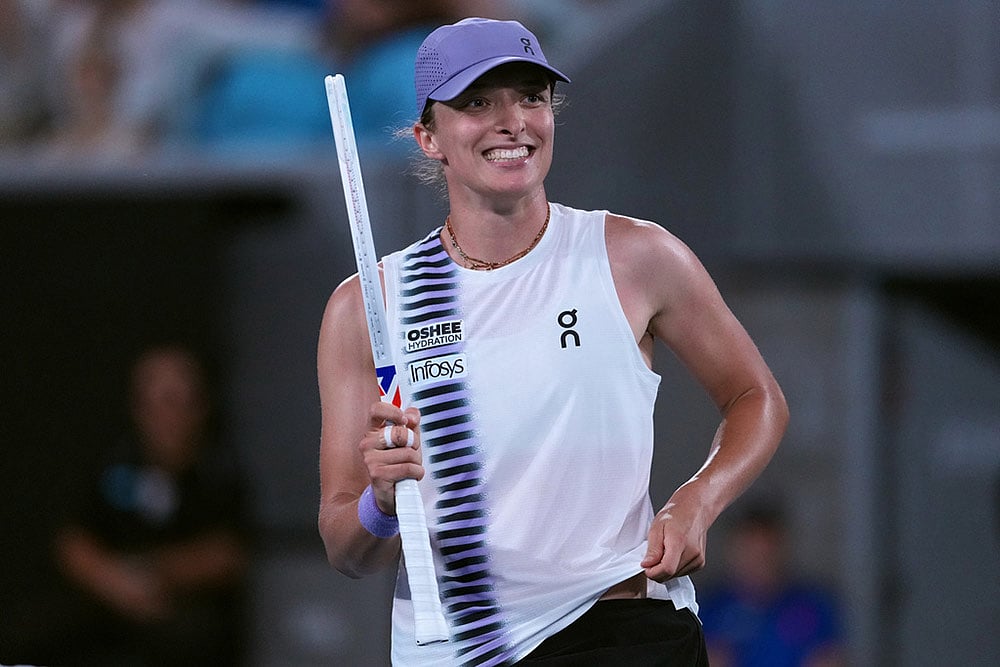 Iga Swiatek of Poland reacts after defeating Anna Kalinskaya of Russia in their third round match at the Australian Open tennis championship in Melbourne, Australia. - | Photo: AP/Aaron Favila