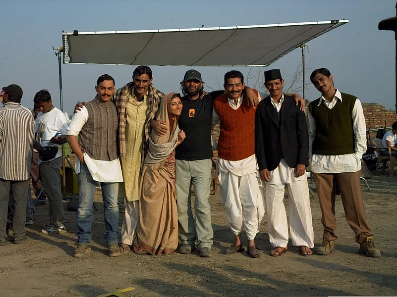 Rang De Basanti cast with Rakeysh Omprakash Mehra