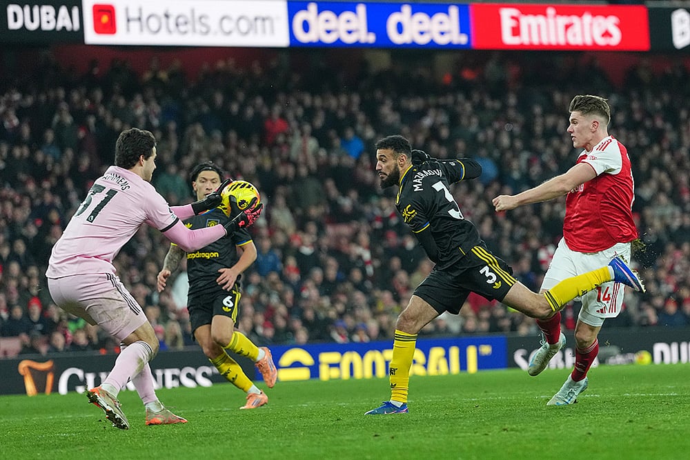Manchester United's goalkeeper Senne Lammens, left, saves from Arsenal's Viktor Gyoekeres, right, during the English Premier League soccer match between Arsenal and Manchester United in London. - | Photo: AP/Kirsty Wigglesworth