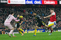 Arsenal 2-3 Manchester United, Premier League: Red Devils Stun Gunners In Five-Goal Classic | Photo: AP/Kirsty Wigglesworth : Manchester United's goalkeeper Senne Lammens, left, saves from Arsenal's Viktor Gyoekeres, right, during the English Premier League soccer match between Arsenal and Manchester United in London.