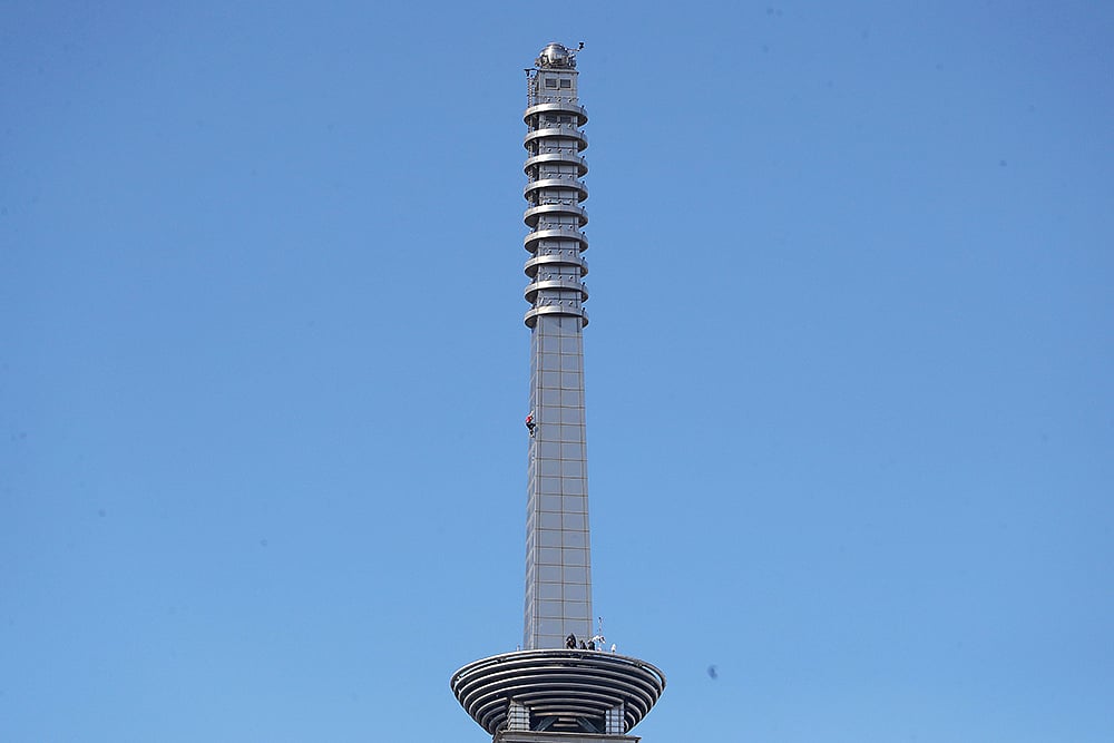Alex Honnold solo climb of the Taipei 101 skyscraper-5