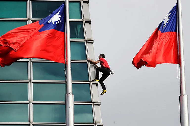 Rock climber Alex Honnold, of the U.S., performs a free solo climb of the Taipei 101 skyscraper in Taipei, Taiwan. - | Photo: AP/Chiang Ying-ying
