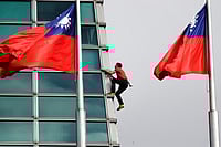 Alex Honnold Climbs Taipei 101 Without Harness As Crowd Cheers On | Photo: AP/Chiang Ying-ying : Rock climber Alex Honnold, of the U.S., performs a free solo climb of the Taipei 101 skyscraper in Taipei, Taiwan.