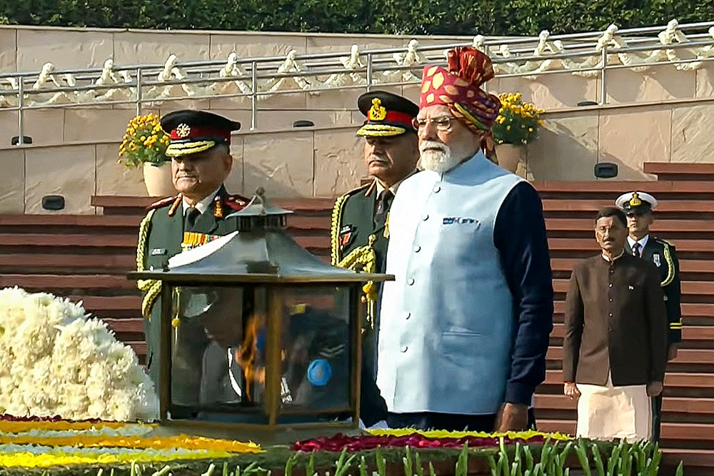 
Prime Minister Narendra Modi, Chief of Defence Staff (CDS) General Anil Chauhan and Chief of the Army Staff (COAS) General Upendra Dwivedi pay tribute at the National War Memorial on the occasion of the 77th Republic Day, in New Delhi.  - | Photo: @NarendraModi/YT via PTI