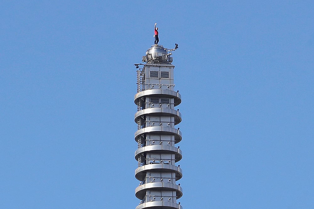 Alex Honnold solo climb of the Taipei 101 skyscraper-4
