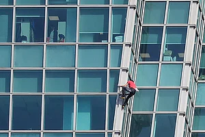 | Photo: AP/Chiang Ying-ying : Rock climber Alex Honnold, of the U.S., performs a free solo climb of the Taipei 101 skyscraper in Taipei, Taiwan.