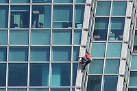 How Much Alex Honnold Got Paid By Netflix For His Free Solo Climb of Taipei 101? | Photo: AP/Chiang Ying-ying : Rock climber Alex Honnold, of the U.S., performs a free solo climb of the Taipei 101 skyscraper in Taipei, Taiwan.