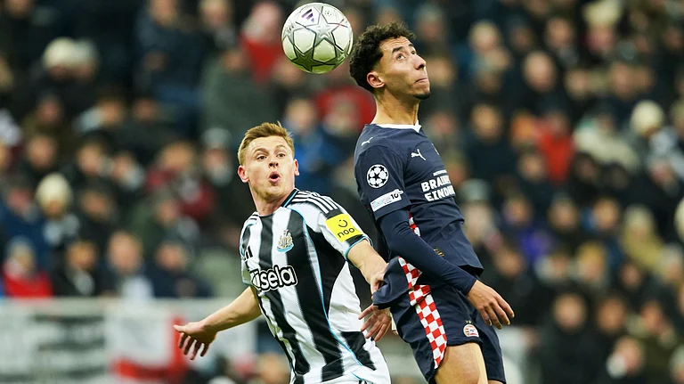 PSG's Achraf Hakimi and Newcastle's Harvey Barnes jumps for a header during the Champions League match on Wednesday, January 21, 2026. - | Photo: AP/Ian Hodgson