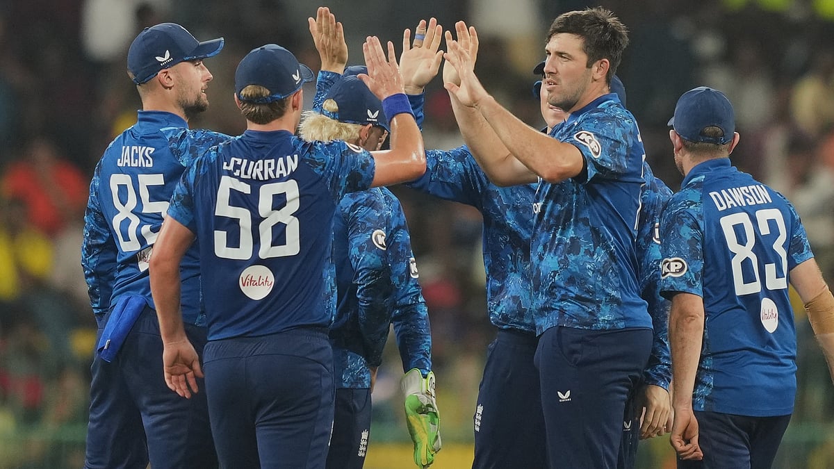 England's Jamie Overton celebrates with teammates the wicket of Sri Lanka's Sri Lanka's Pathum Nissanka during the third ODI cricket match between England and Sri Lanka in Colombo, Sri Lanka, Tuesday, Jan. 27, 2026 - (AP Photo/Eranga Jayawardena)