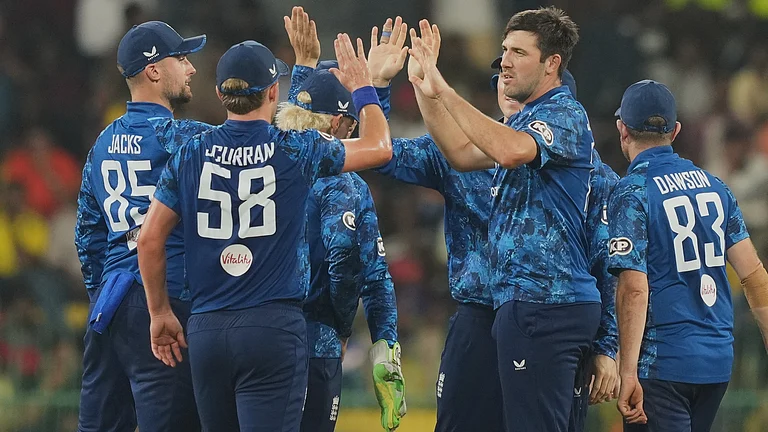 England's Jamie Overton celebrates with teammates the wicket of Sri Lanka's Sri Lanka's Pathum Nissanka during the third ODI cricket match between England and Sri Lanka in Colombo, Sri Lanka, Tuesday, Jan. 27, 2026 - (AP Photo/Eranga Jayawardena)
