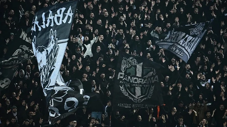 PAOK's fans wave giant flags of their team during the Europa League match against Real Betis in Thessaloniki, Greece, on Thursday, January 22, 2026. - | Photo: AP/Giannis Papanikos.