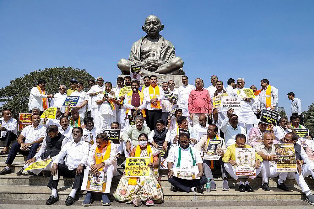 BJP protest against alleged insult to Karnataka Guv